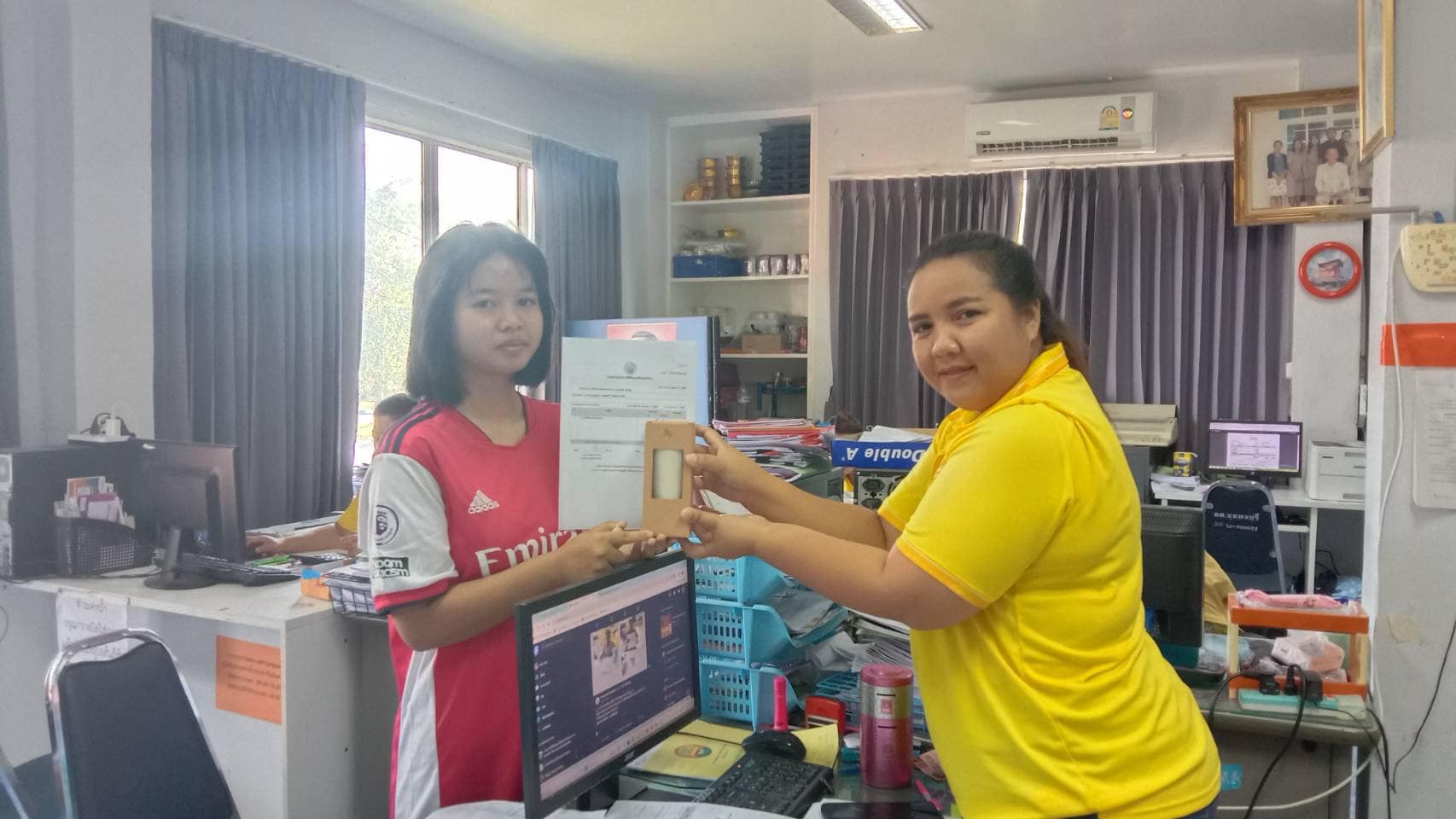 กิจกรรมเสียภาษีมีรางวัล จับฉลากของขวัญ เสียภาษีมีรางวัล เมื่อท่านใดมาชำระภาษีที่ดินเเละสิ่งปลูกสร้างปี 2567 มีสิทธิ์ร่วมลุ้นรับของรางวัลค่า?? ????กติกาผู้มีสิทธิ์ร่วมกิจกรรมเสียภาษีมีรางวัล -ผู้ที่มาชำระภาษีที่ดินและสิ่งปลูกสร้าง 1 ท่านต่อ 1 สิทธิ์ ??