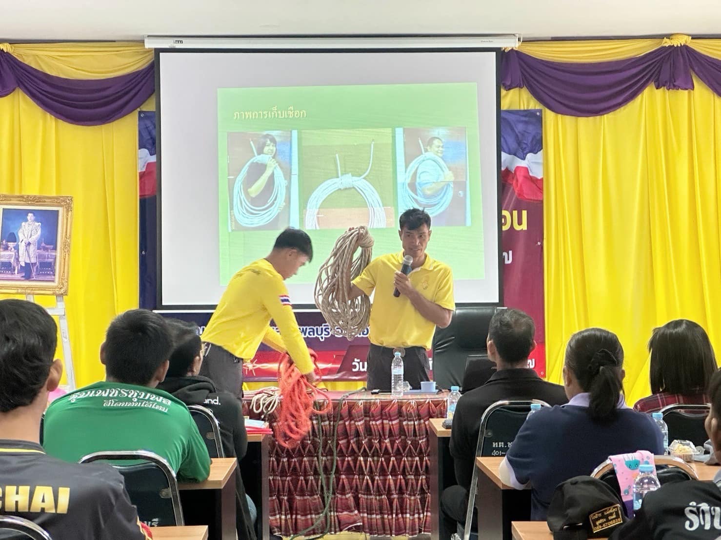 โครงการฝึกอบรมอาสาสมัครป้องกันภัยฝ่ายพลเรือน หลักสูตรจัดตั้ง รุ่นที่๑ ประจำปี พ.ศ.๒๕๖๗ ณ เทศบาลตำบลชุมพลบุรี วันที่ ๖ สิงหาคม ๒๕๖๗  #ฝึกปฏิบัติการใช้เงื่อนเชือกในการกู้ภัย  #ฝึกปฏิบัติการป้องกันและระงับอัคคีภัย